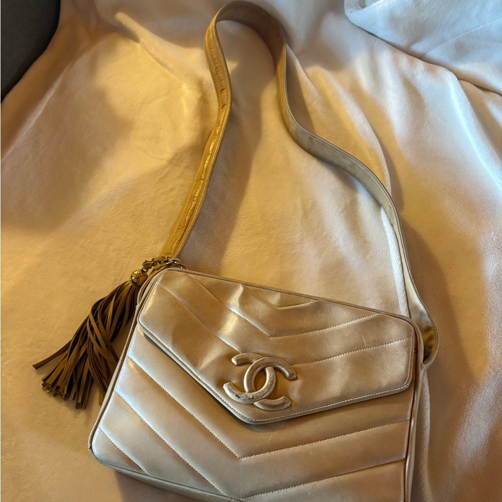 RARE Vintage Lambskin Chanel Beige Logo Chevron Shoulder Bag - Picture 2 of 12